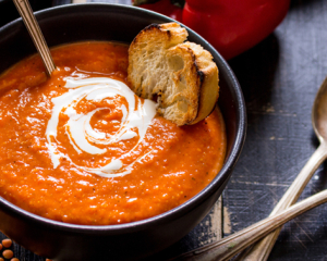 Kürbiscremesuppe mit roten Linsen