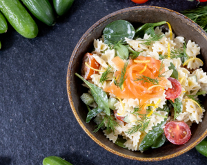  Cremiger Nudelsalat mit Mini-Gurken und Räucherlachs