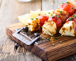 Gegrillte Käse-Tomaten-Spieße