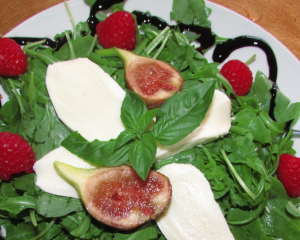 Leichter Feigen-Himbeer-Rucola Salat mit Mozzarella