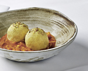 Grammelknödel mit Tomaten-Ingwerkraut