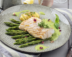 Gebratenes Fischfilet auf Erbsenpüree