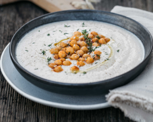 Cremige Blumenkohl Suppe mit gerösteten Kichererbsen