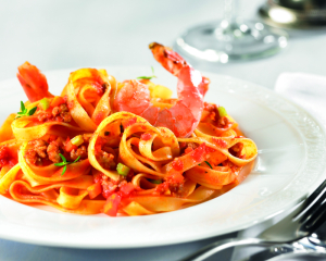 Tagliatelle mit Bolognese alla Surf and Turf mit gebratenen Scampi