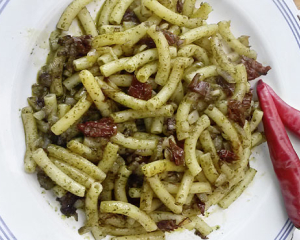 Wildkräuternudeln mit getrockneten Tomaten