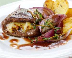 Gefüllte Rindsschnitzel mit Rotwein-Zwiebelsauce