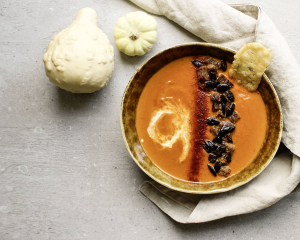 Bunte Kürbiscremesuppe mit Kürbiskern-Topping