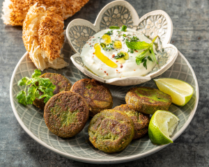 Kräuter Falafel mit Joghurt-Dip