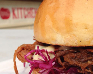 Duck Confit Burger mit getrüffelter Honig Sauce im Brioche Bun