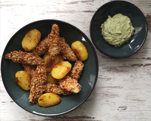 Knusprige Fischsticks in Sesamkruste mit Bratkartoffeln und Avocadodip 