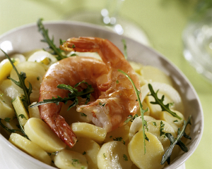 Erdäpfelsalat mit gegrillten Garnelen