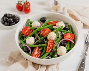 Fisolensalat mit Tomaten, Mozzarella und Oliven