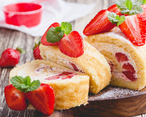 Biskuitroulade mit Erdbeer-Joghurt-Creme