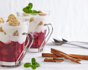 Zimt-Kirschen mit Joghurt und Vollkorncrumble