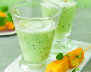 Apfel-Kiwi-Smoothie mit Mangospießen