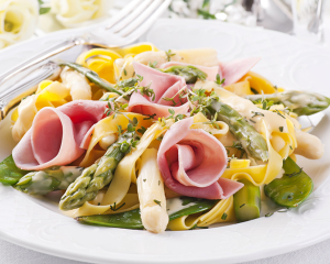 Penne mit Spargel-Schinkensauce