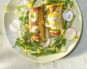 Kräuterpalatschinken mit Schafkäse und Löwenzahn