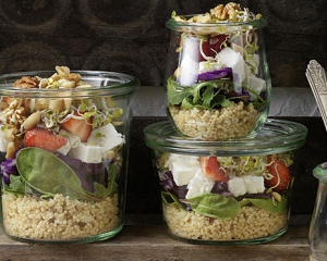 Couscous-Erdbeer-Spinat-Salat mit Schafkäse und Nüssen