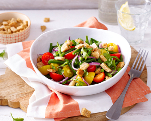 Tomaten-Bohnen-Salat mit Knusper-Croûtons