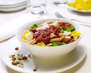 Spaghetti mit mediterranem Gemüse und Haselnüssen