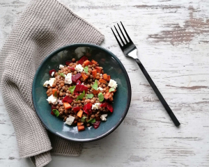 Linsensalat mit Süßkartoffel, roten Rüben, Feta, Rucola