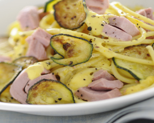 Spaghetti alla Carbonara mit Thunfisch und Zucchini