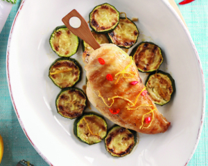 Hendl-„Lutscher“   in Zitronen-Honig-Olivenöl-Marinade an Zucchinigemüse