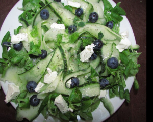 Vogerl-Gurken-Minzsalat mit Heidelbeeren und Feta