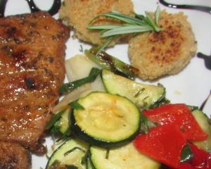 Gegrillte Schweinefiletsteaks kreolisch mariniert mit Grillgemüse und Polentataler: