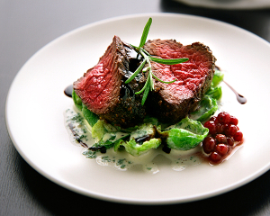 Hirschfilet mit Wildgewürz gebraten auf Kohlsprossen 