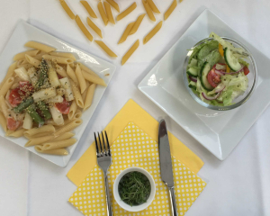 Spargelpfanne mit Penne und gerösteten Hanfsamen