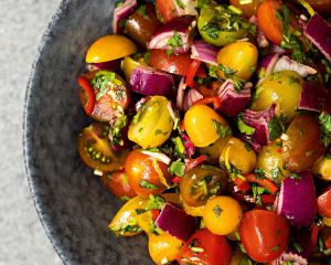 Bunter Kirschtomatensalat mit Chili und Kräutern