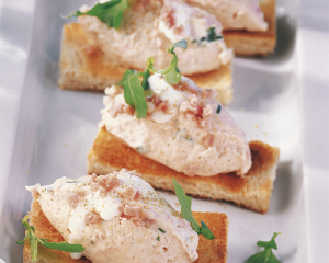 Schinkenmousse auf getoastetem Weißbrot