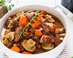 Rindfleisch-Eintopf mit Rotwein und Gemüse