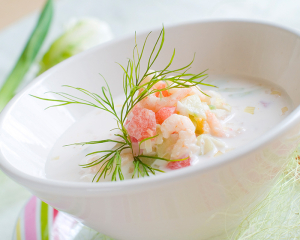 Geeiste Gurkensuppe mit Räucherlachsstreifen