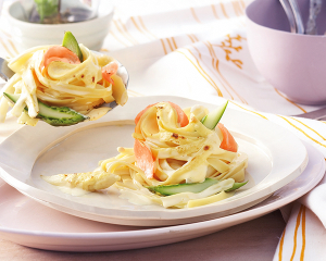 Nudelnester mit Lachs und Spargel