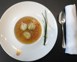 Leichte Hühnersuppe mit  Kräuter-Topfengnocchini