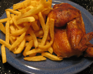 Grillhähnchen mit Pommes