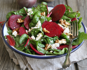 Salat mit Roten Rüben, Spinat und Feta