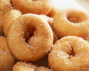 Doughnuts mit Zimtzucker