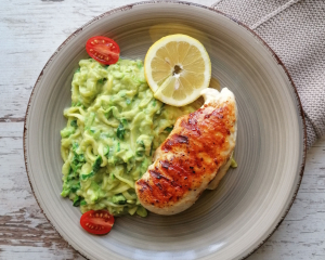 Gebratenes Hühnerfilet mit Zoodles und Avocadosauce