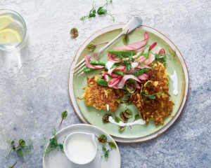 Pastinakenrösti mit Rhabarber und Erbsenschoten