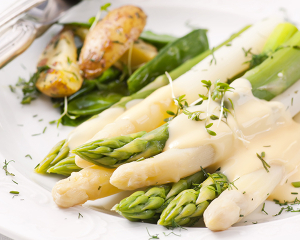 Grün-weißer Spargel mit Kresse-Hollandaise 