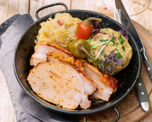 Jungschweinsbraten mit Specksauerkraut und Semmelknödel