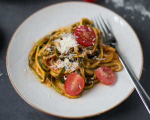 Zucchini Nudeln mit Sugo