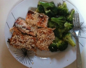 Gebratenes Lachsfilet mit Sesam und Brokkoliröschen