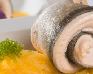 Rollmops von der Forelle auf Kürbiszwiebel