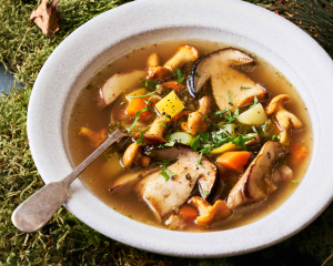 Kartoffelsuppe mit Waldpilzen, Speck und Majoran