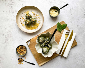 Flaumige Spinatknödel mit Nussbutter