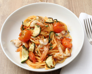 Spaghetti mit Garnelen, Zucchini und Tomaten